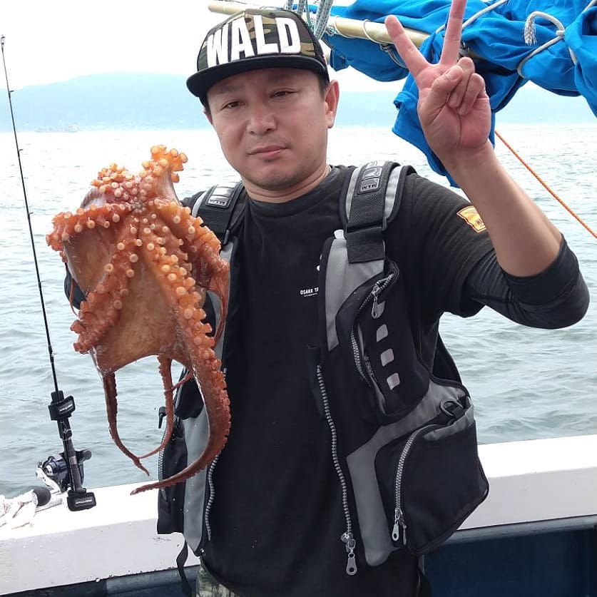 https://youtu.be/qAsChyTerJM️クリックね～フィッシングマックスさんYouTube前回の後編になります。禁断の○○ｧで爆釣しています。本日のお客様も○○ｧ使ってデカタコつられてましたよ。ぐるぐるさんまパープルも使い46匹も釣ってくれました～皆様～チャンネル登録されてますか～編集長に、船長も水畑店長みたいに、男前に動画とってもらわなあかんわ。次は水畑店長の真似して、サングラスつけて、当時しよ～7日金曜日シャア空きでましたよ～チャンスですよ。本日シャアの竿頭さんは36匹ジャンボの竿頭さんは46匹2号挺の竿頭さんは30匹まだまだ釣れそうですよ～ご予約お待ちしています09015904461船長戸田迄よろしくお願いいたします