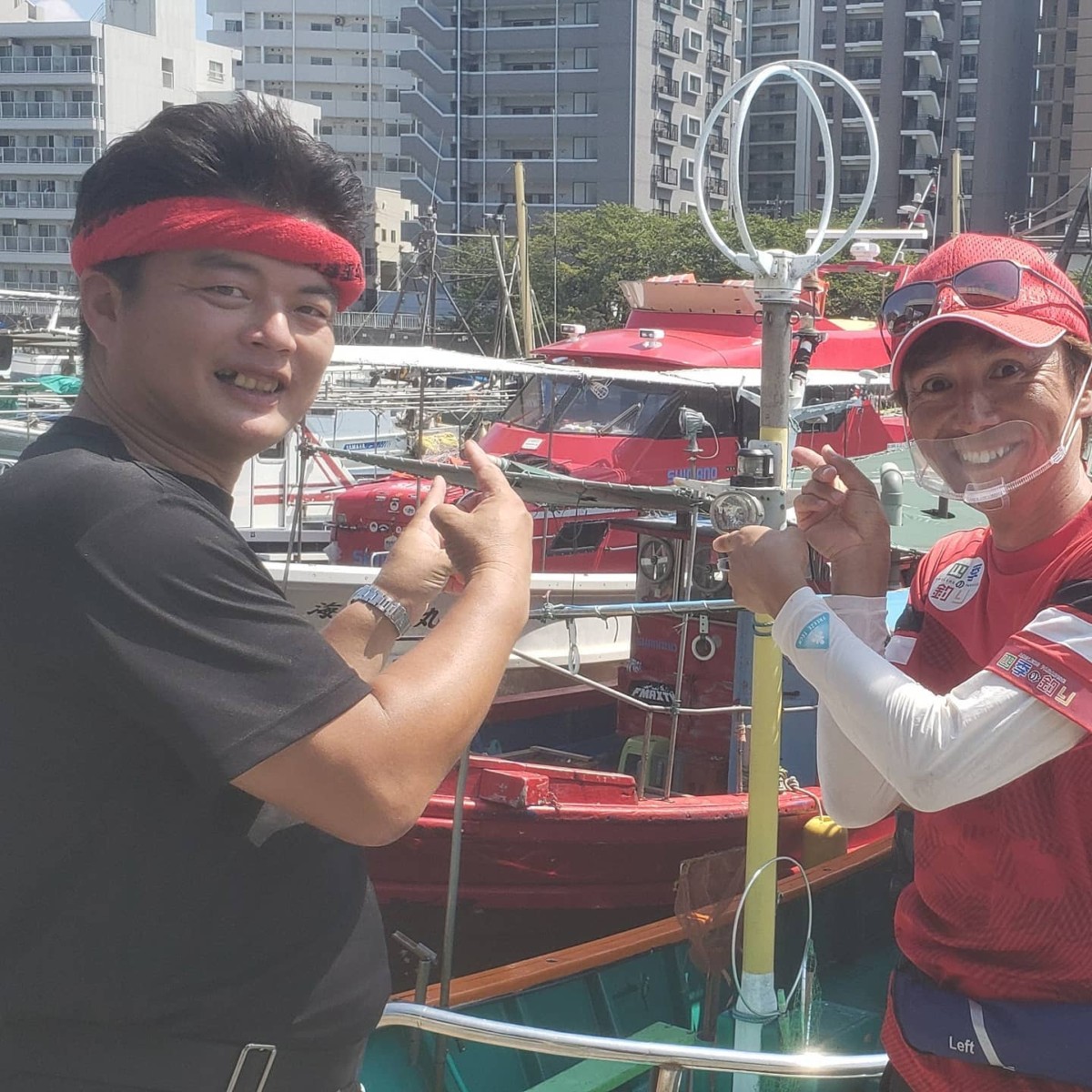 昨日はフィッシングマックスの2号挺の太刀魚貸し切りに伊丹さんがきてくれましたよ～優しくてイイ人やったな～皆にサイン書いて写真もとってくれて。ジャンボ&シャアはタコ釣りでした。ジャンボの竿頭さんは17匹シャアの竿頭さんは20匹でした。タコまだおるな～タコまだおるな～釣り場速報さんに、ハヤブサガールのカナッペさんがが書いてくれた、この前の女子会の記事が、掲載されてました～女性ばっかりで緊張したな～😀船長鼻の下伸ばし捲ってた顔を激写されて、つかわれてました～😀空席状況９月３日太刀魚便　タコ便4日太刀魚便　タコ便5日タコ便6日太刀魚便　タコ便7日太刀魚便　　タコ便10日太刀魚便　　タコ便11日太刀魚便　　12日太刀魚便がら空きばっかりや～助けて助けて助けて初心者様大歓迎️メチャクチャ敷居の低い釣り船の海蓮丸️レンタルタックル1500円であります。クーラーバッグだけ持ってきてね。09015904461船長戸田迄お願いいたします#初心者様大歓迎#釣りの楽しさ伝えますよ#海蓮丸#明石#釣り船#明石タコ#タコ釣り#漁師直送海蓮丸#明石から大阪迄明石の昼網活魚を配達してます#漁師寿司海蓮丸明石店#漁師寿司海蓮丸神戸店#明石昼網直売所#活きエサの販売もあるよ#明石焼きも売ってるよ#魚料理教室#料理教室#フィッシングマックス#ぐるぐるさんまパープル#アングラーズ#まるは釣具 #大藤つり具#フィッシングエイト#放流 #未来の為に#豊かな海へ @ 海蓮丸#つりぐのブンブン#ハピソン