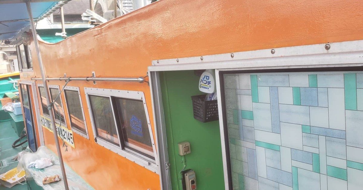 左舷ぬれました～休憩してから、右舷ぬりますよ雨ふらないでね～もし雨ふったら、右舷、左舷色違うけど、、、、。明日がらがらですタコ釣り遊びに来てください～ジャンボの太刀魚便遊びに来てください～助けて助けて助けて