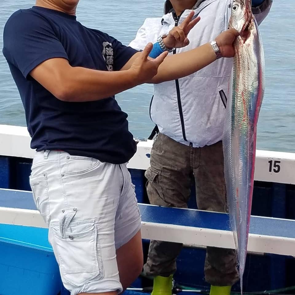 昨日の太刀魚便はまたまたフィッシングエイト玉津の小牟田さんが竿頭さんでした～コムさんメチャクチャ釣るな～42匹でした。久しぶりのドラゴンも上がり良い感じでした2号挺のタコ便は、竿頭さん23匹タコ釣りもいい感じでした。台風それてくださいよ～明日、明後日ヤバいやろか～空席状況10日太刀魚便　　タコ便11日太刀魚便　　12日太刀魚&青物ジグ　半夜イカ13日太刀魚便　　青物ジグ&太刀魚ジグ便14日太刀魚便　　青物ジグ&太刀魚ジグ便17日太刀魚便　2号挺何でもいけます18日太刀魚便　2号挺何でもいけます。19日太刀魚便後420日太刀魚便　　青物ジグ便21日太刀魚便　2号挺何でもいけます24日太刀魚便　2号挺何でもいけます25日太刀魚便　2号挺何でもいけます26日太刀魚便　2号挺何でもいけます27日太刀魚便　がら空きばっかりや～助けて助けて助けて初心者様大歓迎️メチャクチャ敷居の低い釣り船の海蓮丸️レンタルタックル1500円であります。クーラーバッグだけ持ってきてね。09015904461船長戸田迄お願いいたします#初心者様大歓迎#釣りの楽しさ伝えますよ#海蓮丸#明石#釣り船#明石タコ#タコ釣り#漁師直送海蓮丸#明石から大阪迄明石の昼網活魚を配達してます#漁師寿司海蓮丸明石店#漁師寿司海蓮丸神戸店#明石昼網直売所#活きエサの販売もあるよ#明石焼きも売ってるよ#魚料理教室#料理教室#フィッシングマックス#ぐるぐるさんまパープル#アングラーズ#まるは釣具 #大藤つり具#フィッシングエイト#放流 #未来の為に#豊かな海へ @ 海蓮丸#つりぐのブンブン#ハピソン
