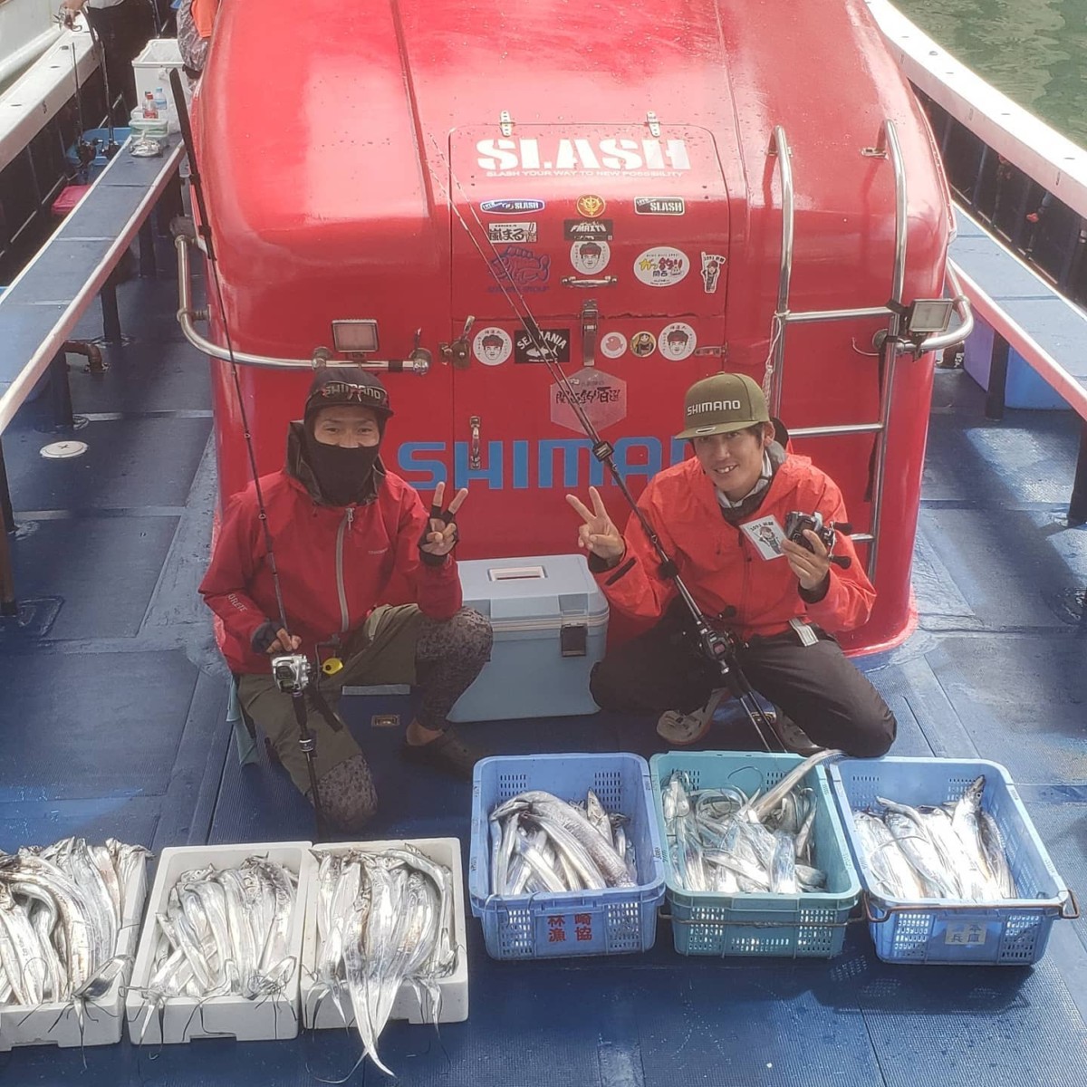 今日はビビってもた～なななななななななななななななななななななななななななななななななななななななななななななななななななななななななななななななななななななななななんと、フィッシングエイト玉津の小牟田さん95匹二年前の太刀魚キングの吉田さん94匹スンゲー戦いを見れました。アンコールもあり13時まで頑張りましたが、100行かんかった～おしかったな～メチャクチャ太刀魚釣ってくれるお二人様は、海蓮丸お客少ないから、助けに来てくれました～モーサイコー大好きひろたさん夫婦もぐるぐるサンマパープルで爆釣～来週も予約頂きました嬉しいな～空席状況　　12日太刀魚&青物ジグ　半夜イカ13日太刀魚便　　青物ジグ&太刀魚ジグ便14日太刀魚便　　青物ジグ&太刀魚ジグ便17日太刀魚便　2号挺何でもいけます18日太刀魚便　2号挺何でもいけます。19日太刀魚便後420日太刀魚便　　青物ジグ便21日太刀魚便　2号挺何でもいけます24日太刀魚便　2号挺何でもいけます25日太刀魚便　2号挺何でもいけます26日太刀魚便　2号挺何でもいけます27日太刀魚便　がら空きばっかりや～助けて助けて助けて初心者様大歓迎️メチャクチャ敷居の低い釣り船の海蓮丸️レンタルタックル1500円であります。クーラーバッグだけ持ってきてね。09015904461船長戸田迄お願いいたします#初心者様大歓迎#釣りの楽しさ伝えますよ#海蓮丸#明石#釣り船#明石タコ#タコ釣り#漁師直送海蓮丸#明石から大阪迄明石の昼網活魚を配達してます#漁師寿司海蓮丸明石店#漁師寿司海蓮丸神戸店#明石昼網直売所#活きエサの販売もあるよ#明石焼きも売ってるよ#魚料理教室#料理教室#フィッシングマックス#ぐるぐるさんまパープル#アングラーズ#まるは釣具 #大藤つり具#フィッシングエイト#放流 #未来の為に#豊かな海へ @ 海蓮丸#つりぐのブンブン#ハピソン