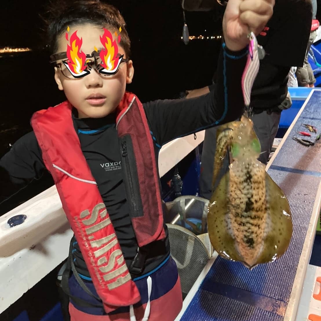 小学5年生が狙いの魚をコンプリートジャンボ海蓮丸は、青物と太刀魚の二本立てでした。からの～イカ釣りハマチは船中5匹でした太刀魚は毎度おなじみの竿頭樋口さん52匹でしたイカ釣りは本命のアオリイカ船中13匹良い人で3匹釣れた方が2名来週位ならなあかんのかな～でもでも本日もイカ釣り予約頂いてるので、行きますよがら空きなんで、誰か来ませんか～昨日と違う場所開拓いくので～手伝ってほしいな～日々進化️2号挺は太刀魚便竿頭さん60匹ヒェー️釣れまくり️空席状況　　14日太刀魚便　　青物ジグ&太刀魚17日太刀魚便　2号挺何でもいけます18日太刀魚便　2号挺何でもいけます。19日太刀魚便  イカ釣り便後520日太刀魚便　　青物ジグ便後2 イカ釣り便後621日太刀魚便後4　2号挺太刀魚便後524日太刀魚便　2号挺何でもいけます25日太刀魚便　2号挺何でもいけます26日太刀魚便　2号挺何でもいけます27日太刀魚便　2号挺がら空きばっかりや～助けて助けて助けて初心者様大歓迎️メチャクチャ敷居の低い釣り船の海蓮丸️レンタルタックル1500円であります。クーラーバッグだけ持ってきてね。09015904461船長戸田迄お願いいたします#初心者様大歓迎#釣りの楽しさ伝えますよ#海蓮丸#明石#釣り船#明石タコ#タコ釣り#漁師直送海蓮丸#明石から大阪迄明石の昼網活魚を配達してます#漁師寿司海蓮丸明石店#漁師寿司海蓮丸神戸店#明石昼網直売所#活きエサの販売もあるよ#明石焼きも売ってるよ#魚料理教室#料理教室#フィッシングマックス#ぐるぐるさんまパープル#アングラーズ#まるは釣具 #大藤つり具#フィッシングエイト#放流 #未来の為に#豊かな海へ @ 海蓮丸#つりぐのブンブン#ハピソン