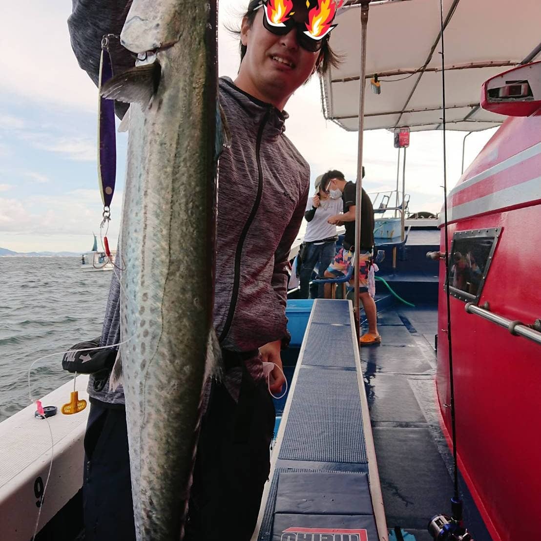 昨日のジャンボは太刀魚&ハマチの二本立て️太刀魚20位の人が何名かいました。ちょっと渋かったな。からの～ハマチ️良い人3本、頑張ってジグ降られた方は、全員安打でした～ハマチ釣りおもやろいな～2号挺は太刀魚&タイラバ太刀魚良い人20位やたかな。鯛はナナナナナナナナナナナナナナナナナナナナナナナナナナナナなんと、一時間半で四人で、15枚も釣れたみたいです～船長の天ちゃん腕上げまくり️お客様もテクッテたみたい😀空席状況17日太刀魚便　2号挺何でもいけます18日太刀魚便　2号挺何でもいけます。19日太刀魚便  イカ釣り便後520日太刀魚便　　青物ジグ便後2 イカ釣り便後621日太刀魚便後4　2号挺太刀魚便後524日太刀魚便　2号挺何でもいけます25日太刀魚便　2号挺何でもいけます26日太刀魚便　2号挺何でもいけます27日太刀魚便　2号挺がら空きばっかりや～助けて助けて助けて初心者様大歓迎️メチャクチャ敷居の低い釣り船の海蓮丸️レンタルタックル1500円であります。クーラーバッグだけ持ってきてね。09015904461船長戸田迄お願いいたします#初心者様大歓迎#釣りの楽しさ伝えますよ#海蓮丸#明石#釣り船#明石タコ#タコ釣り#漁師直送海蓮丸#明石から大阪迄明石の昼網活魚を配達してます#漁師寿司海蓮丸明石店#漁師寿司海蓮丸神戸店#明石昼網直売所#活きエサの販売もあるよ#明石焼きも売ってるよ#魚料理教室#料理教室#フィッシングマックス#ぐるぐるさんまパープル#アングラーズ#まるは釣具 #大藤つり具#フィッシングエイト#放流 #未来の為に#豊かな海へ @ 海蓮丸#つりぐのブンブン#ハピソン